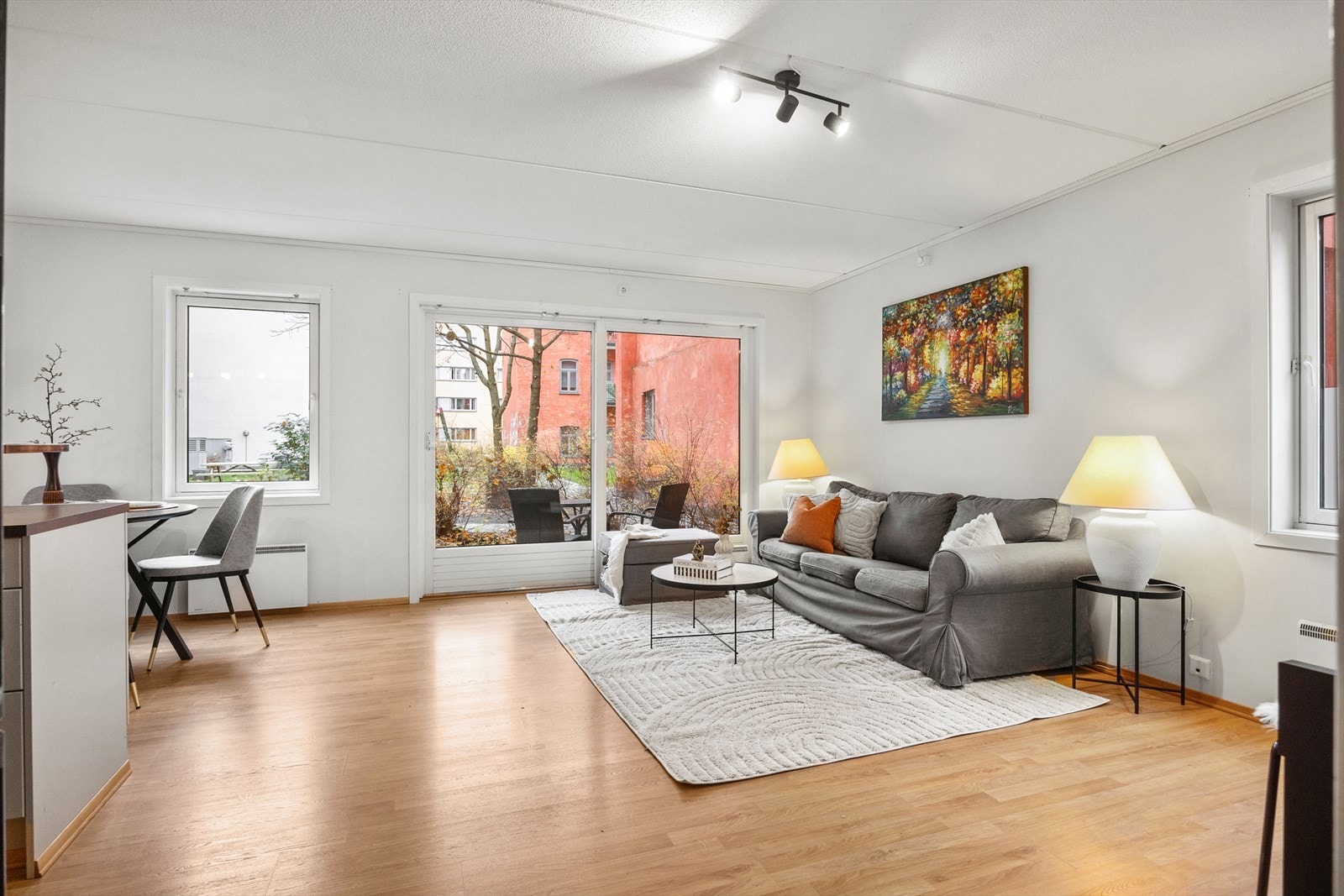 Planløsningen åpner opp for flere møbleringsmuligheter med god plass til sofagruppe, TV-møbler og spisebord med tilhørende stoler. Galleribilde