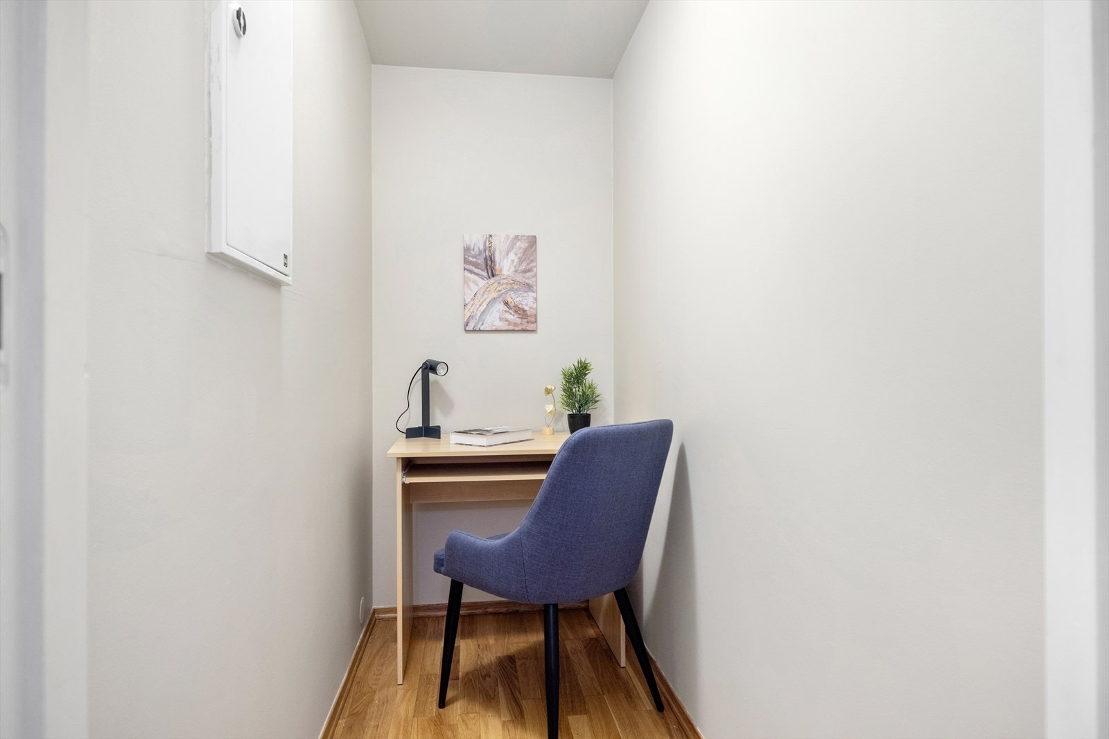 Leiligheten har en praktisk innvendig bod med god plass til klær, sko og annet utstyr. Denne boden gjør det enkelt å holde boligen ryddig og organisert, samtidig som du har lett tilgang til alt du trenger. Galleribilde