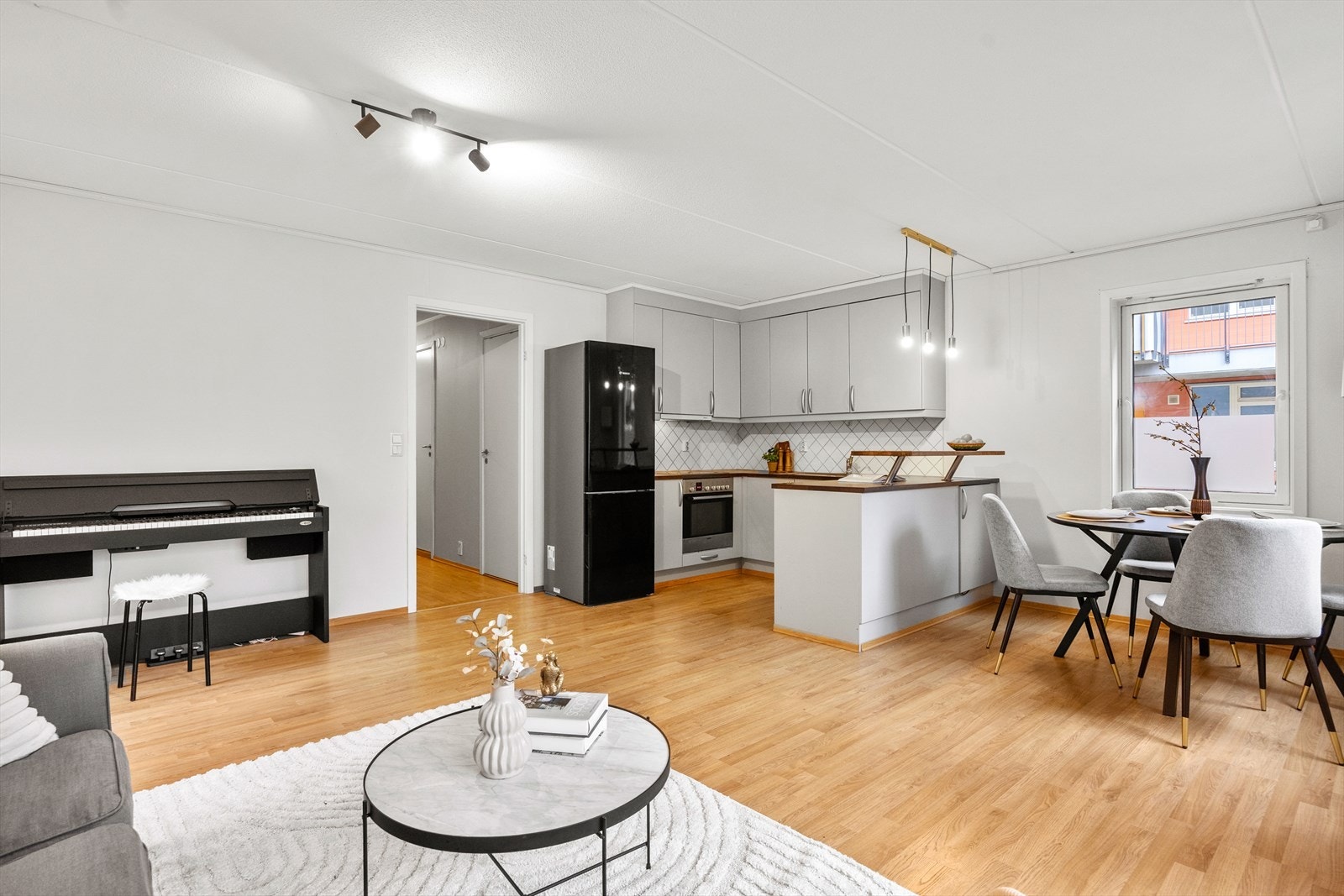 Kjøkkenet er i åpen løsning mot stuen, noe som skaper en hyggelig og sosial atmosfære. Galleribilde