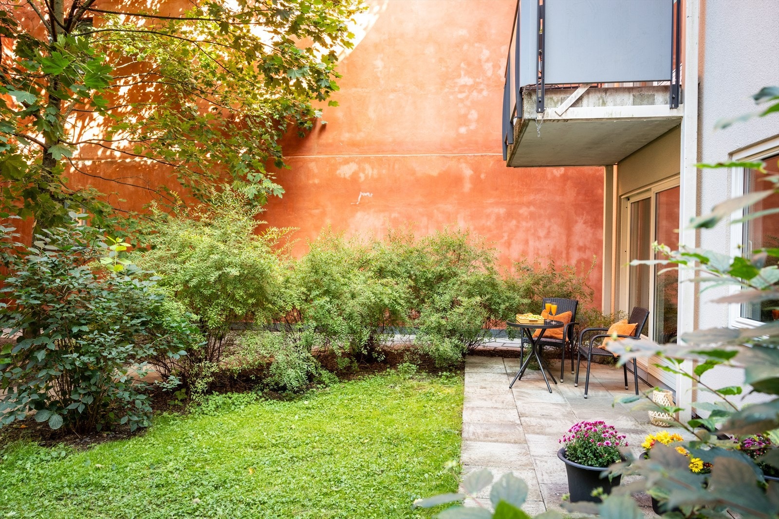 Her kan du nyte solfylte dager og svale kvelder i rolige omgivelser, perfekt for avslapning eller hyggelige måltider utendørs. Galleribilde