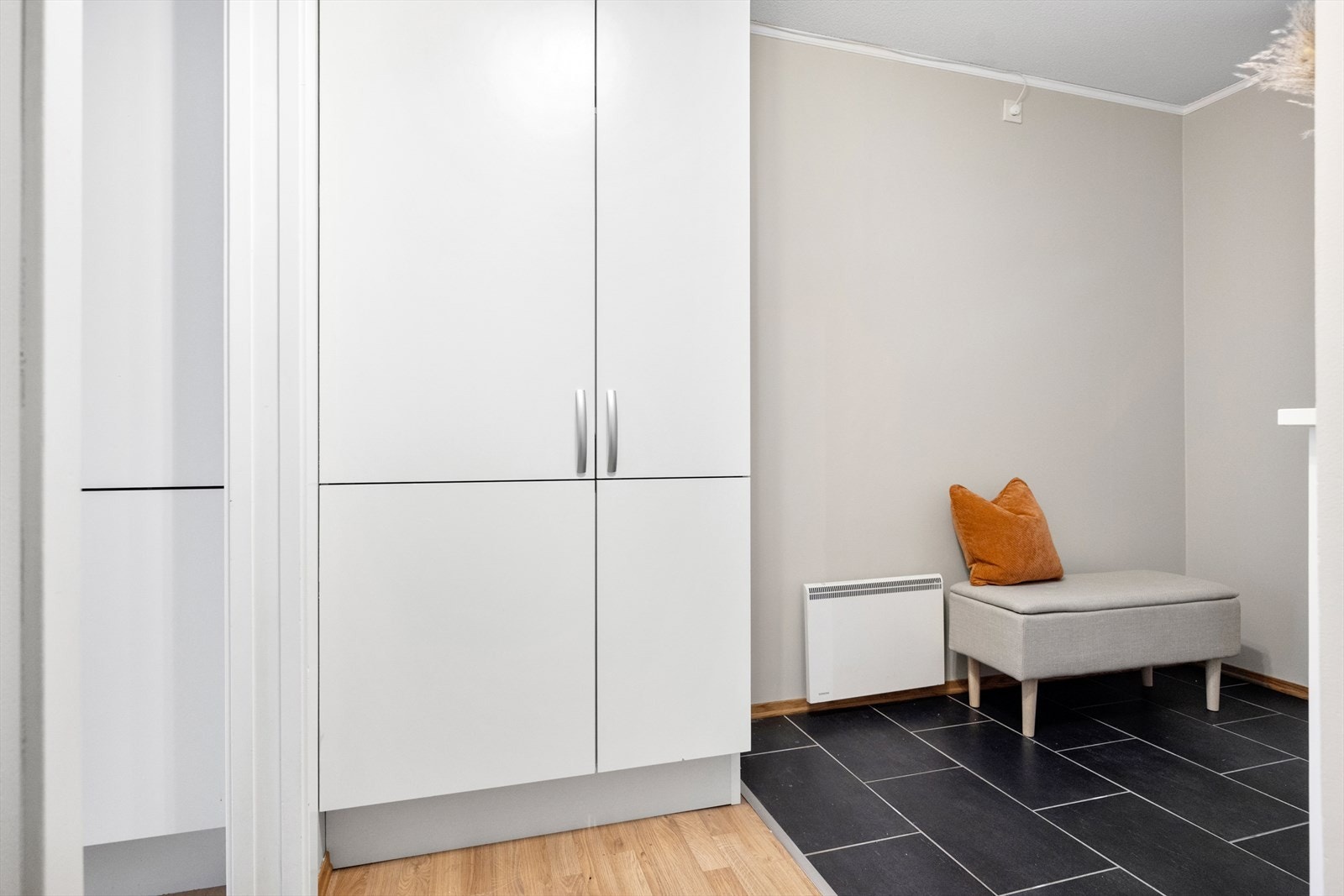 Leiligheten har en innbydende entré som gir et umiddelbart godt førsteinntrykk. Galleribilde