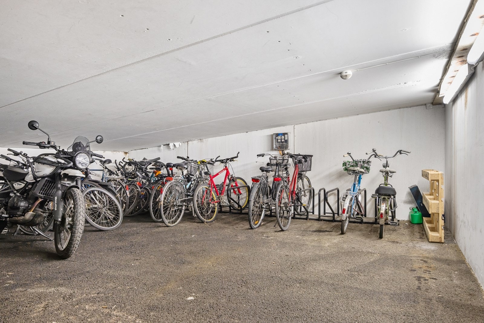 Borettslaget har et stort rom for oppbevaring av sykler og annet utstyr. Galleribilde