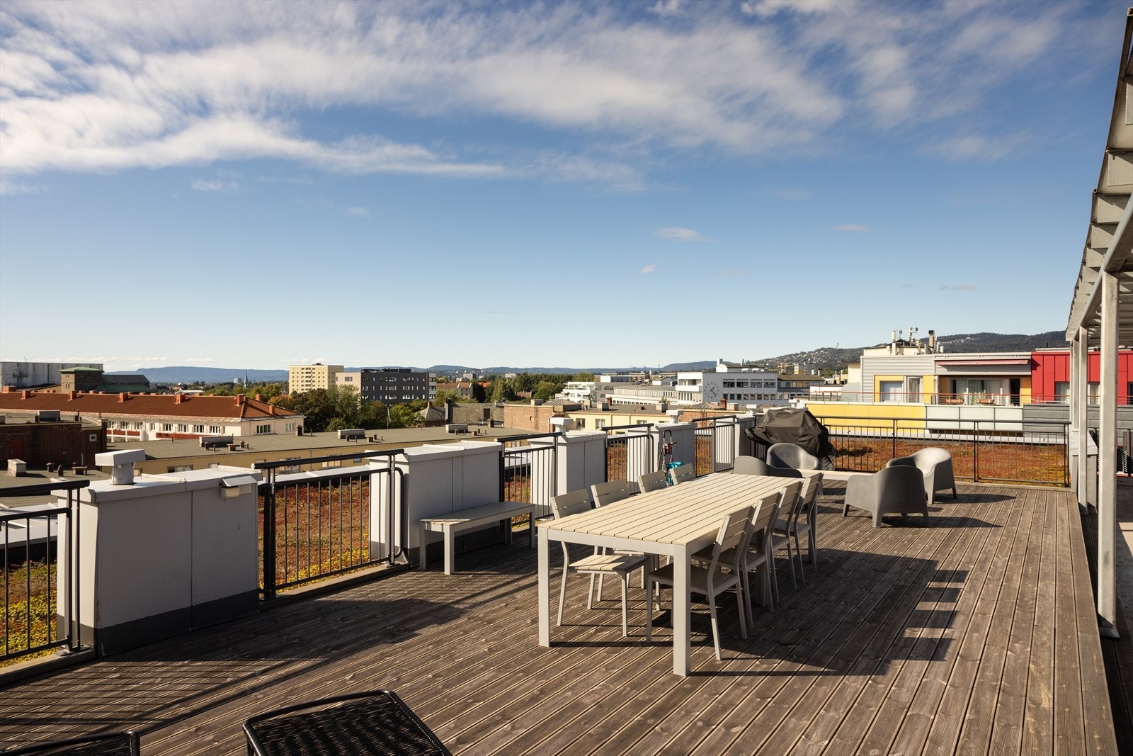 Beboerne i borettslaget har tilgang til en fantastisk takterrasse som byr på herlig utsikt. Galleribilde
