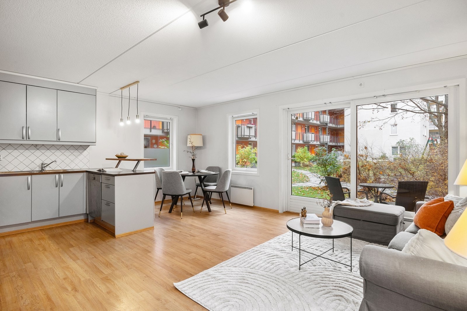 Velkommen til Nils Huus' gate 2! Dette er en attraktiv og lys 3-roms hjørneleilighet i 1. etasje, med en herlig markterrasse vendt mot et rolig og hyggelig gårdsrom. Galleribilde