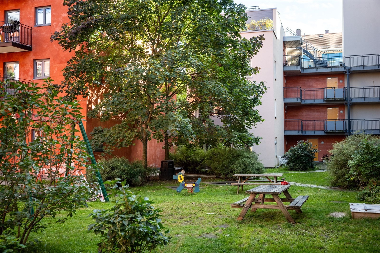 Borettslaget har flotte fellesområder med blant annet hyggelige sittebenker og lekeapparater for de minste. Galleribilde