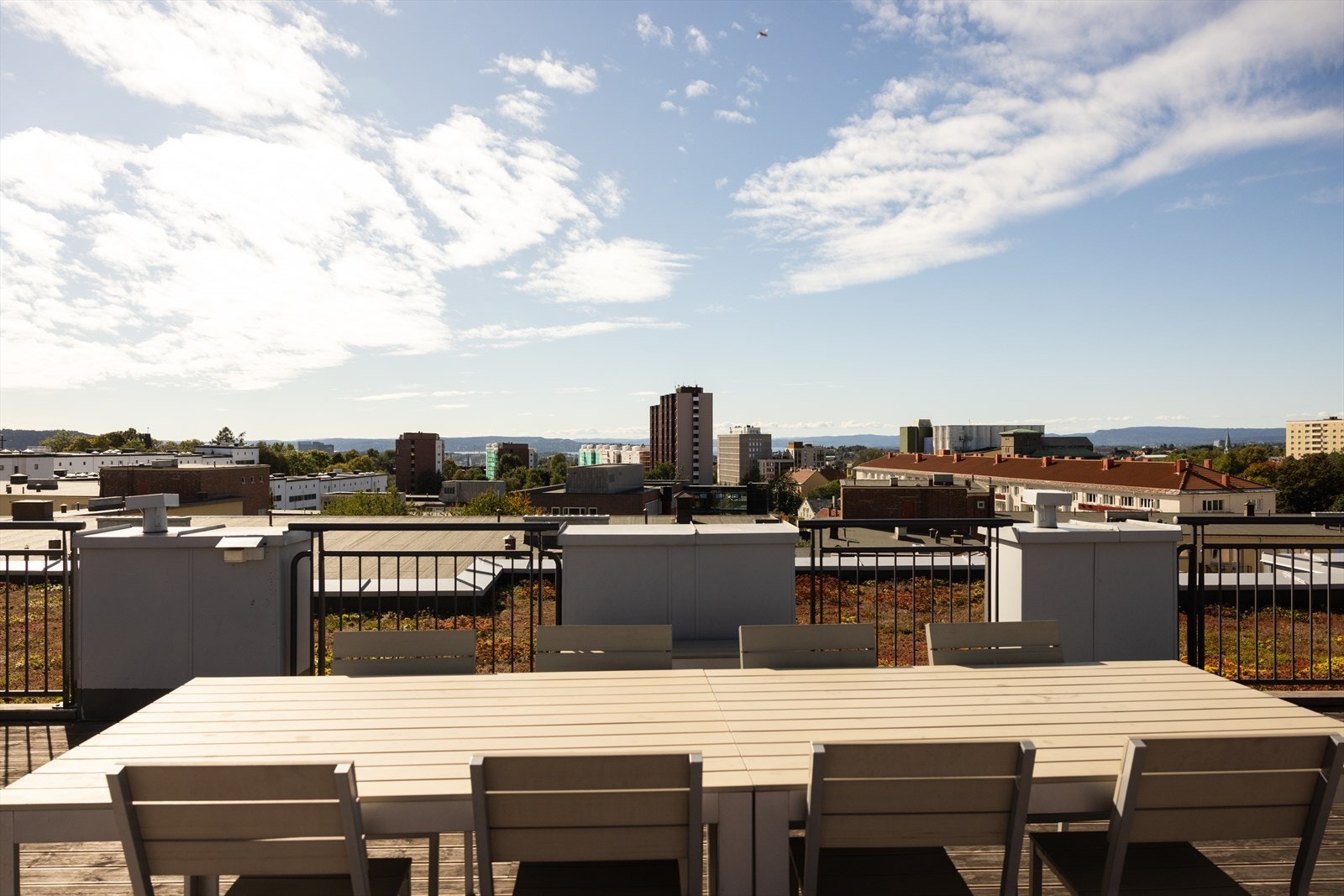 Her kan man nyte solfylte dager, slappe av med en god bok, eller samles med venner og naboer for hyggelige stunder i naturskjønne omgivelser. Galleribilde