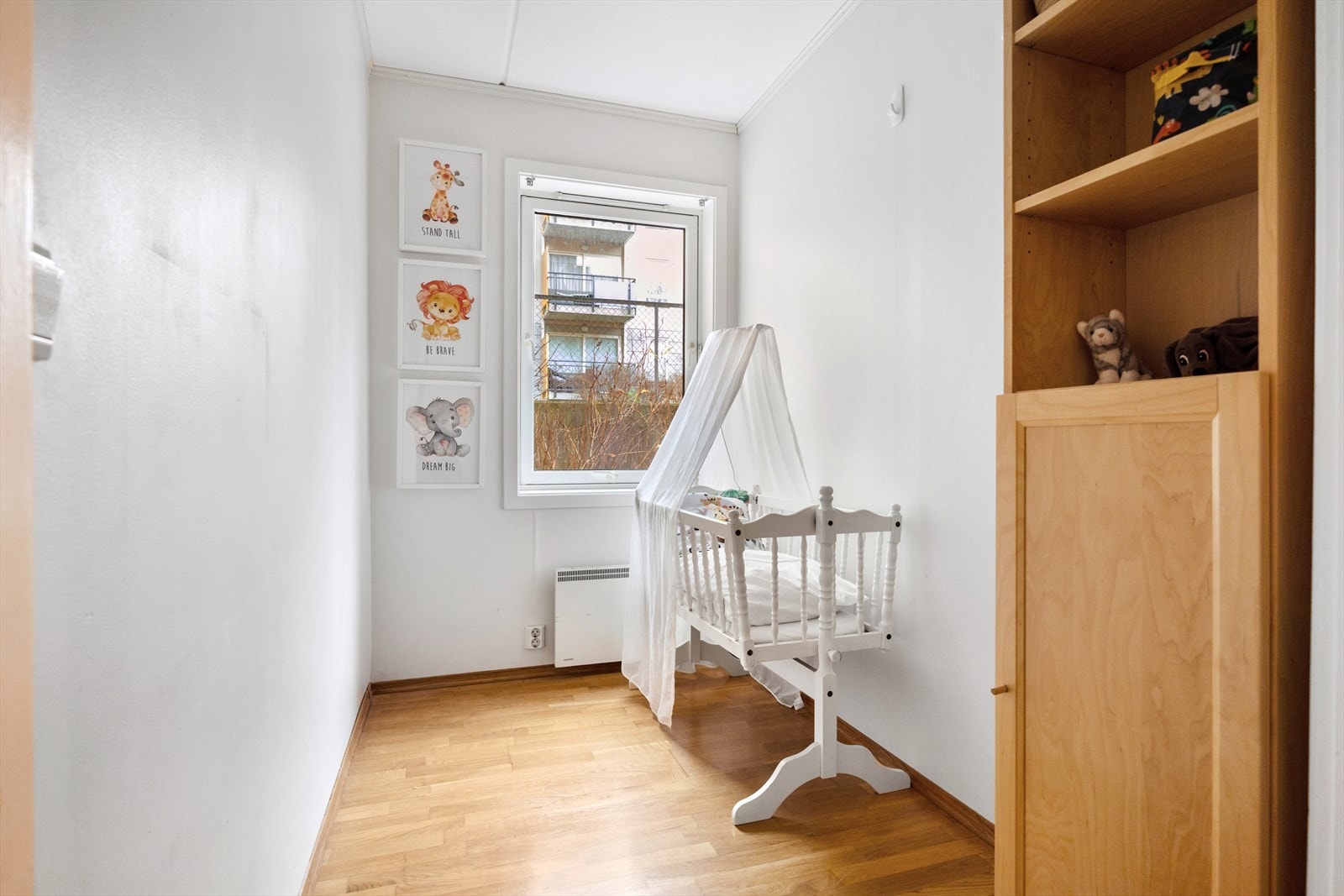 Dette rommet kan brukes som kontor eller som et soverom. Med fleksible bruksområder er det ideelt for arbeid hjemmefra eller et praktisk soverom. Galleribilde