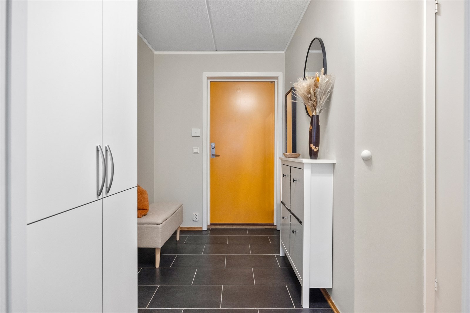 I entréen finner du praktiske oppbevaringsløsninger, som et garderobeskap hvor du enkelt kan henge fra deg yttertøyet og sette skoene. Galleribilde