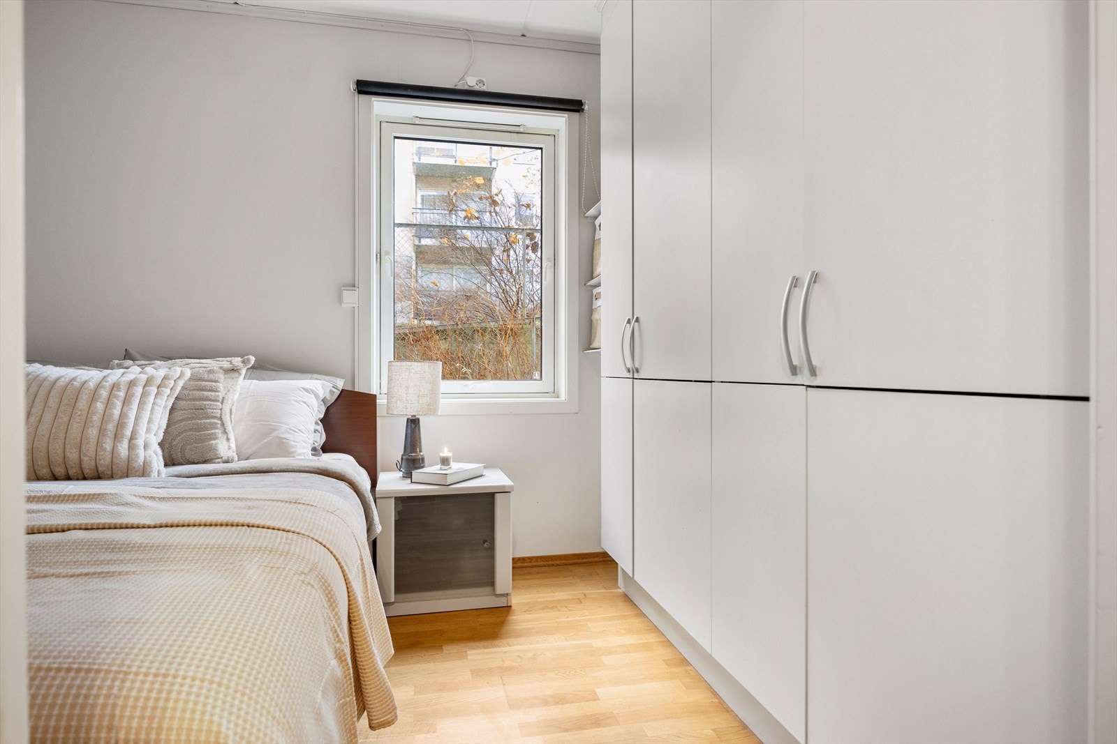 Det er rikelig med oppbevaringsmuligheter i det romslige garderobeskapet, som gir praktisk plass til klær og tilbehør. Galleribilde