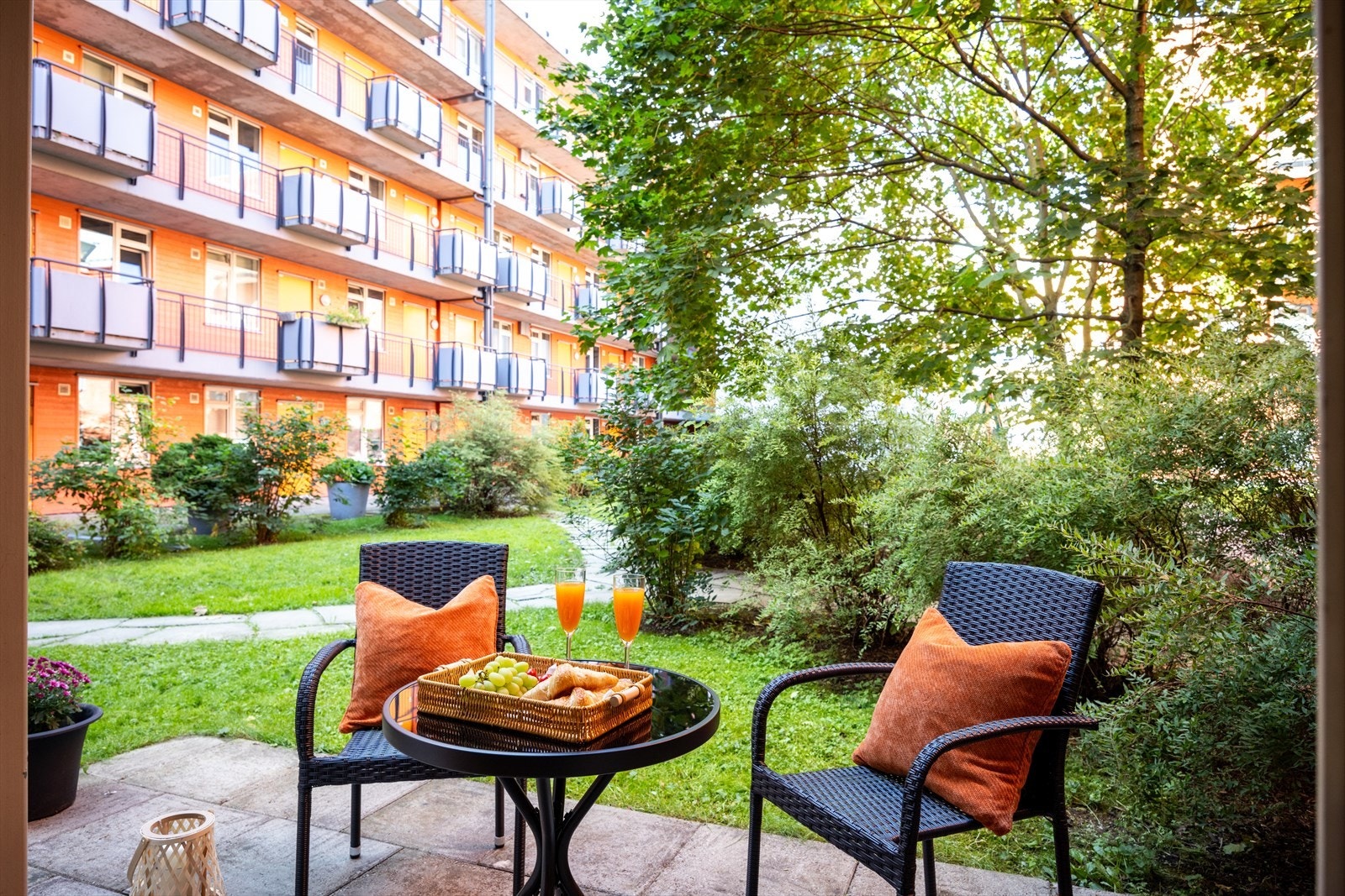 Fra markterrassen er det direkte adkomst til en koselig, felles hage, hvor du kan nyte grønne omgivelser og et sosialt fellesskap med naboene. Galleribilde