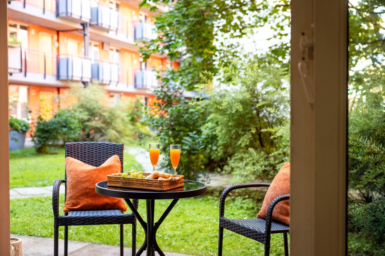 Fra stuen er det utgang til en herlig markterrasse. Galleribilde