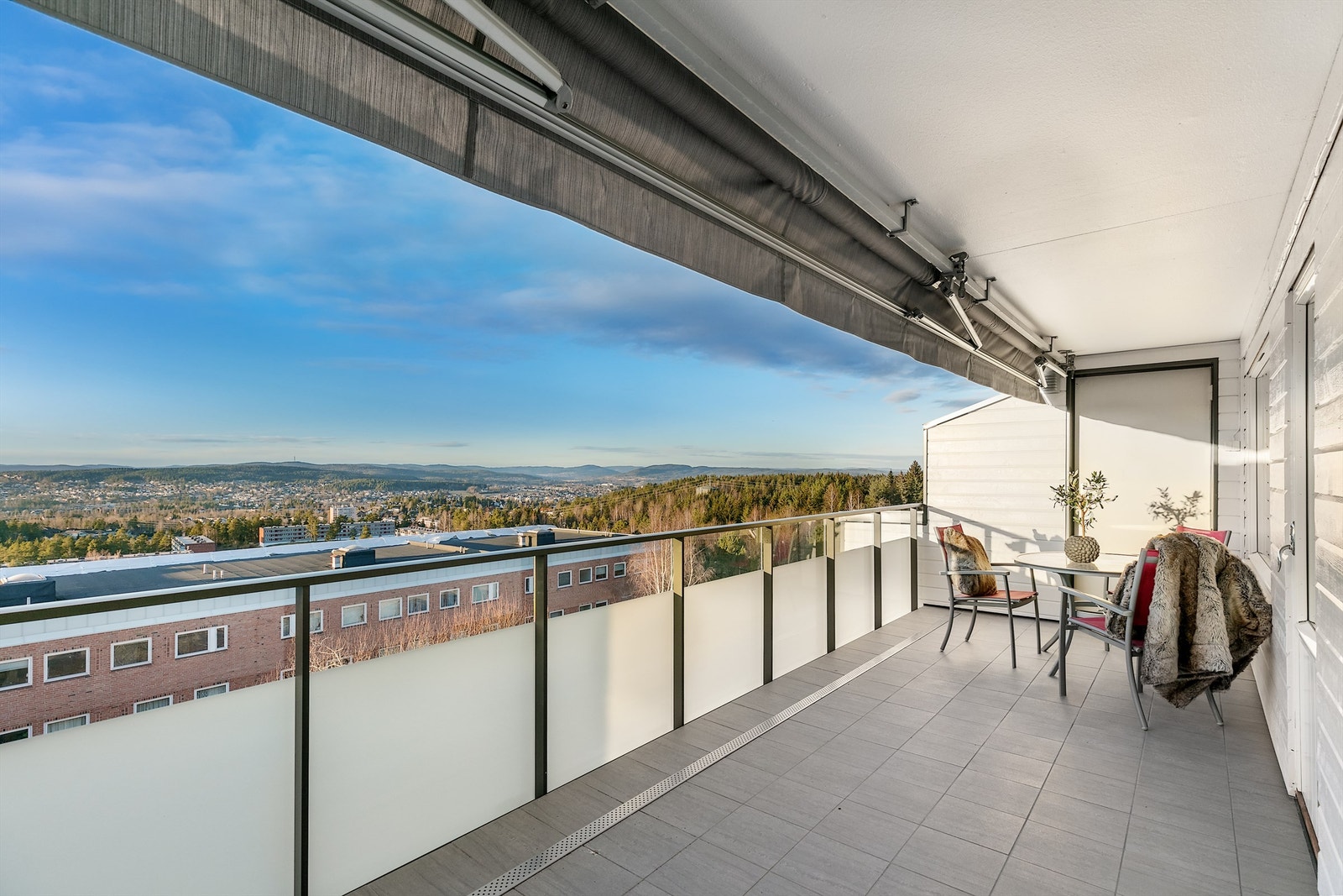 Nyrenovert terrasse med fantastisk panoramautsikt Galleribilde