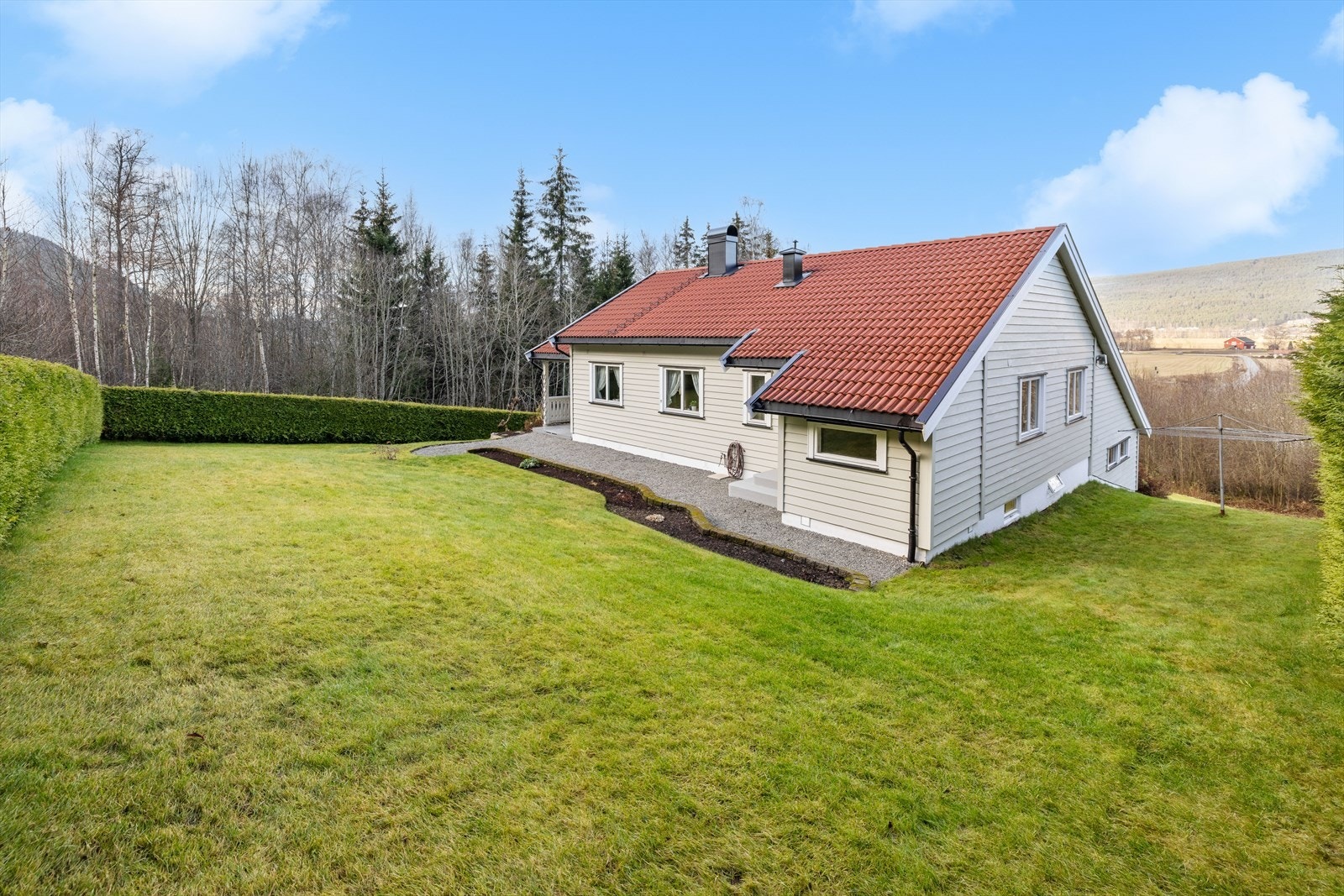 Stor tomt på 1452 kvm. Tomten er pent opparbeidet med gressplen, beplantninger samt noe prydbusker. Galleribilde