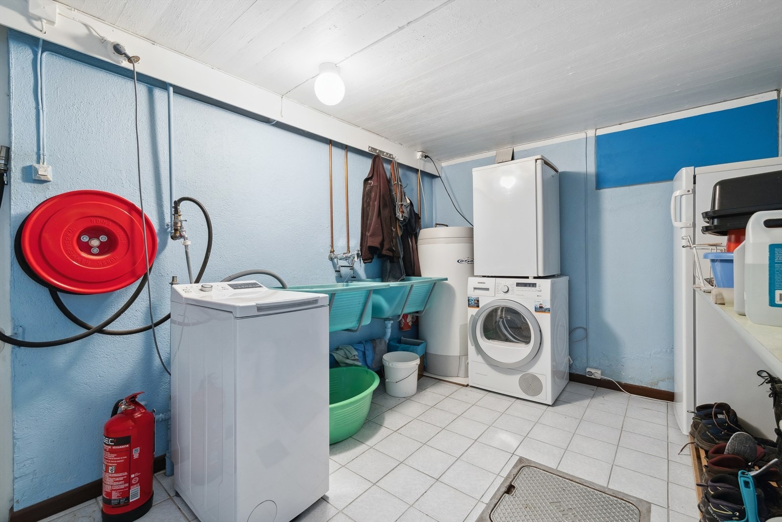 Vaskerom er fra byggeår. Byggeforskrifter fra før 1997 gir tilstandsgrad 3 med ref. til alder og levetid på bygningsdelen. Galleribilde