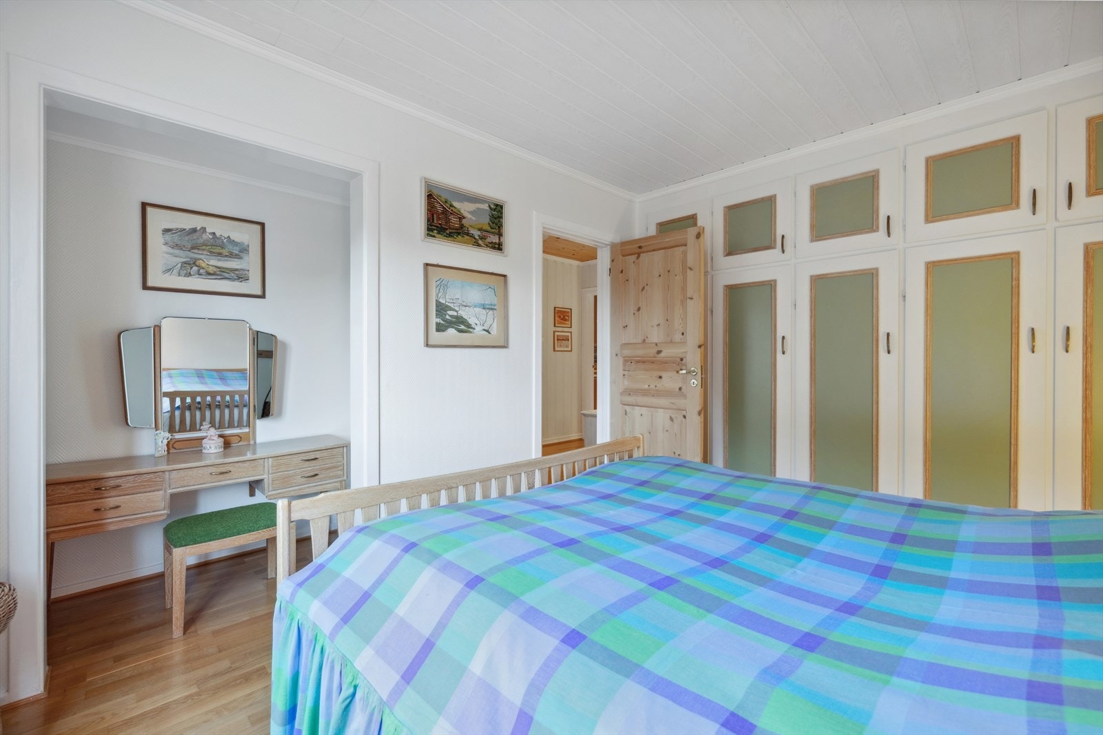 Soverom med garderobeskap. Nyere vindu. Galleribilde