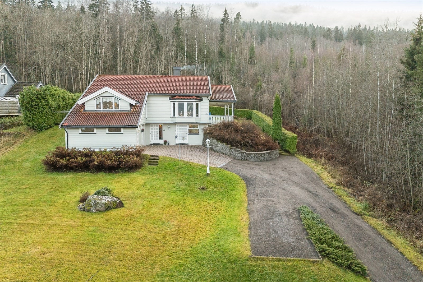 Stor tomt på 1452,3 kvm. Tomten er pent opparbeidet med gressplen, beplantninger samt noe prydbusker. Det er oppmalt asfalt i innkjøringen og belegningsstein på gårdsplassen. Galleribilde