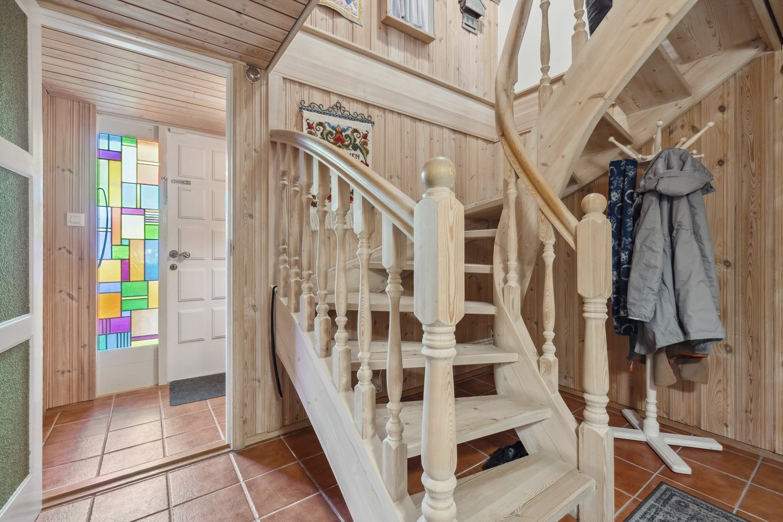 Trappegang i underetasjen. Underetasjen inneholder vindfang, trappegang, vaskerom og bod. Det er egen inngang til verkstedet. Galleribilde