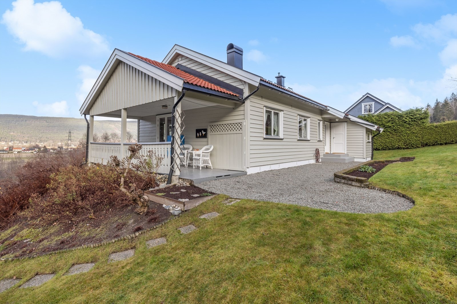 Eiendommen ligger innerst i en blindvei, i et lite boligområde, bestående av landbruksområder og fine turmuligheter. Galleribilde