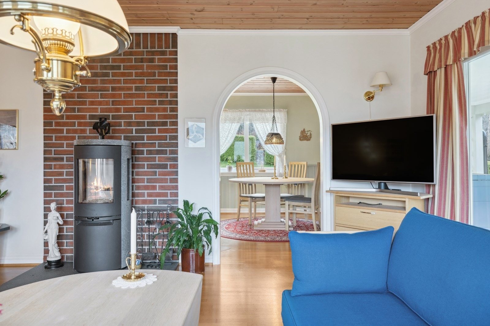 I stuen er det peisovn som gir god varme og hyggelig atmosfære. Galleribilde