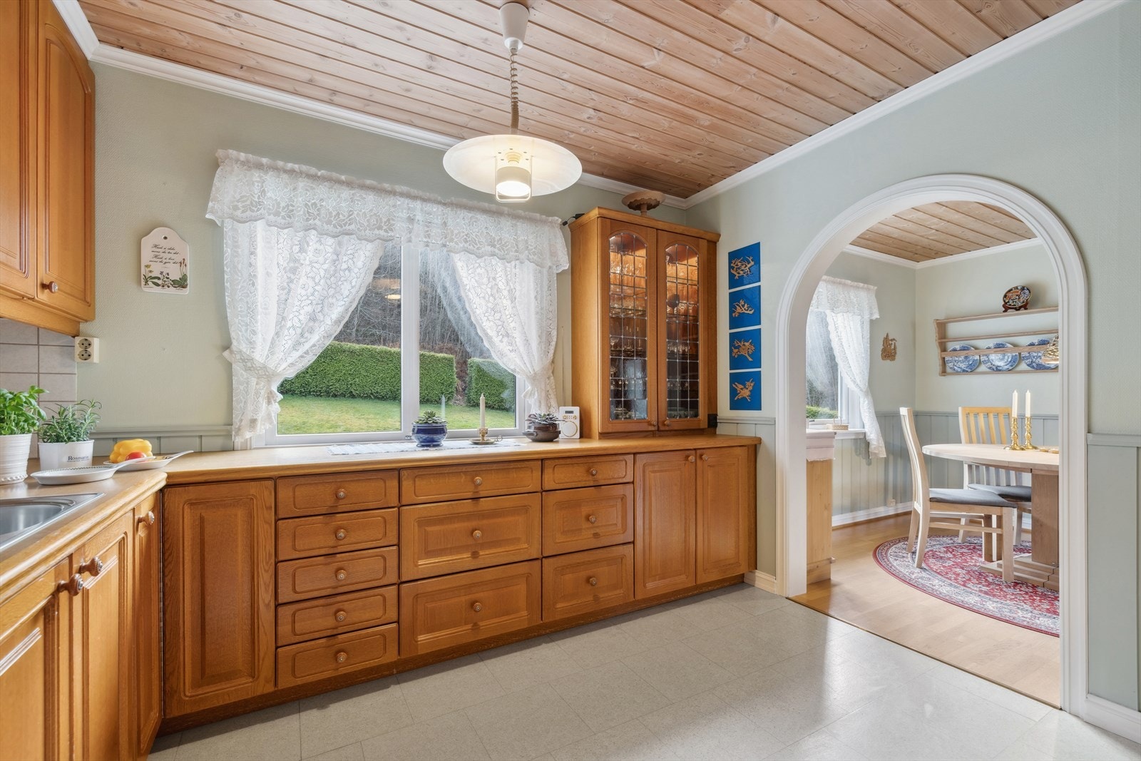 Laminert benkeplate, med nedfelt oppvaskkum i stål. Mellom under og overskap er det montert keramiske fliser. Galleribilde