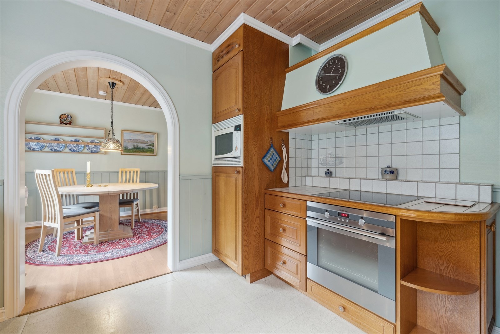 Ventilator med direkte avtrekk ut over tak montert over komfyr. Alle hvitevarer på kjøkkenet medfølger. Galleribilde