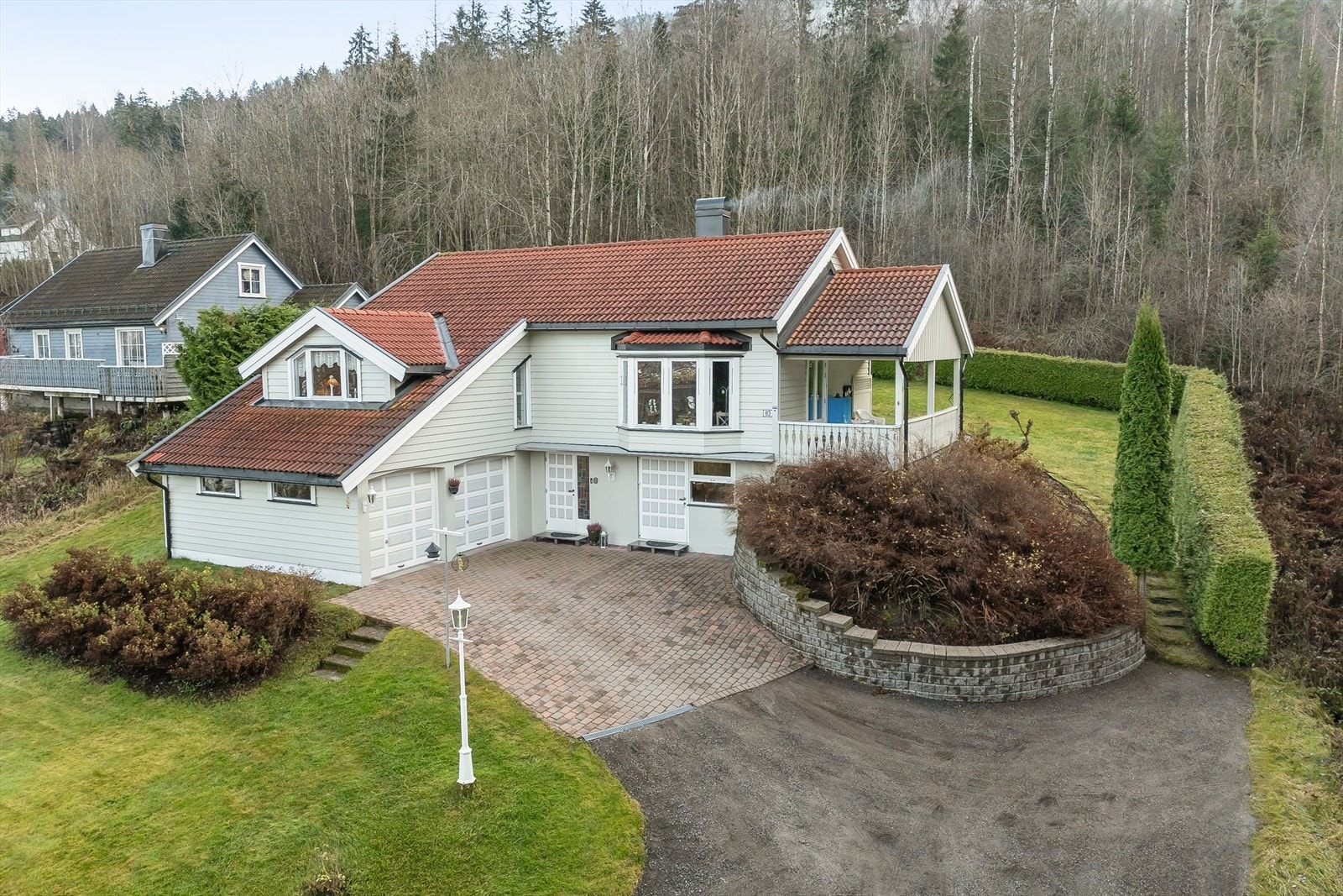 Eiendomsmegler Christine Sjødal presenterer Fegata 83. Innholdsrik enebolig med tilbaketrukket beliggenhet. Boligen utgjør 216 kvm BRA. Galleribilde