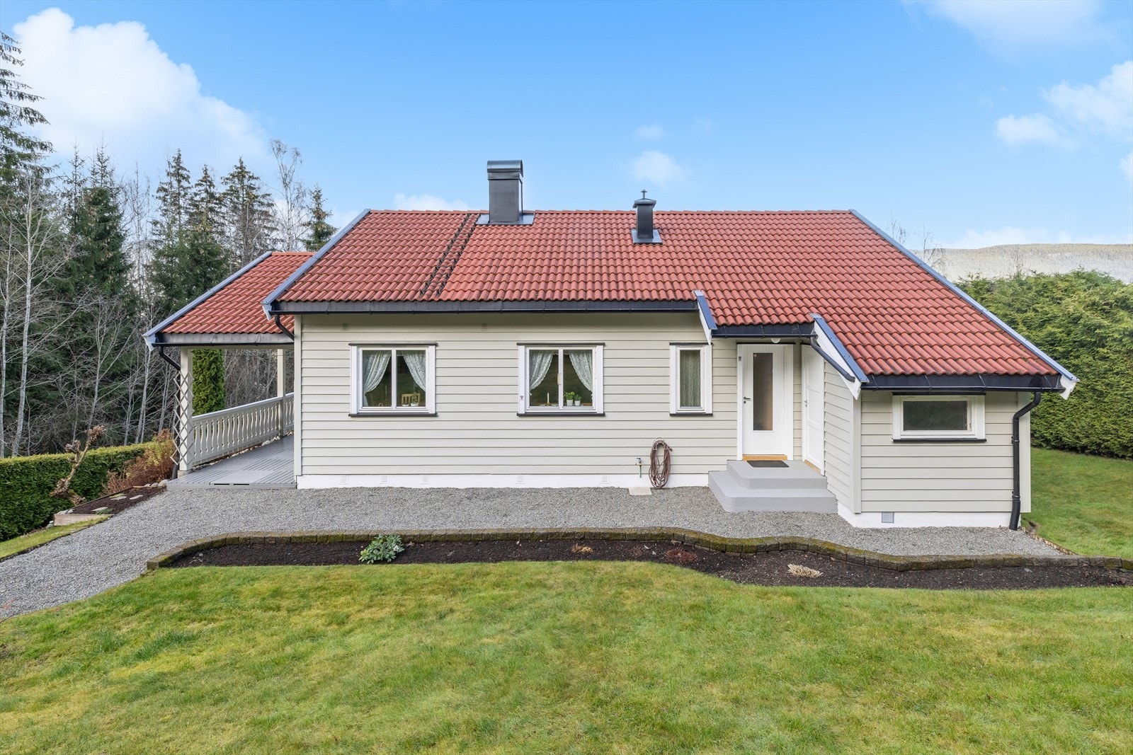 Fra eiendommen er det kort vei til både Mjøndalen og Gulskogen togstasjon, bussholdeplass, dagligvare og Gulskogen senter. Galleribilde