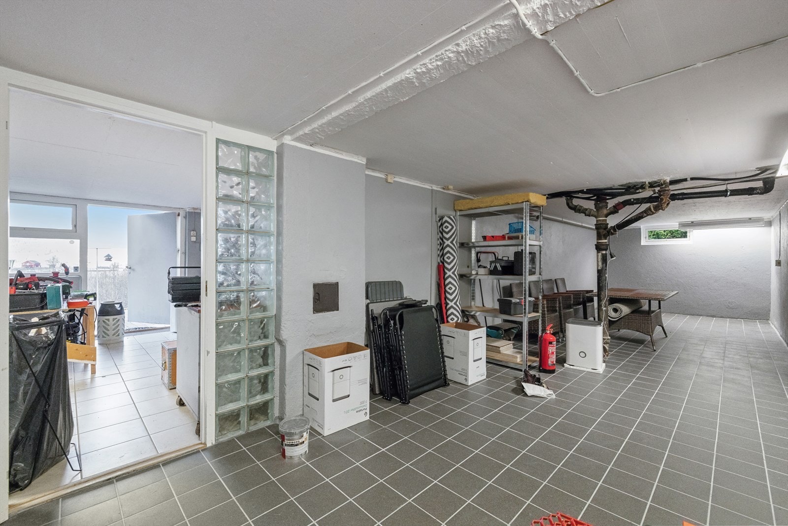 Stort og flott verksted i underetasjen. Galleribilde