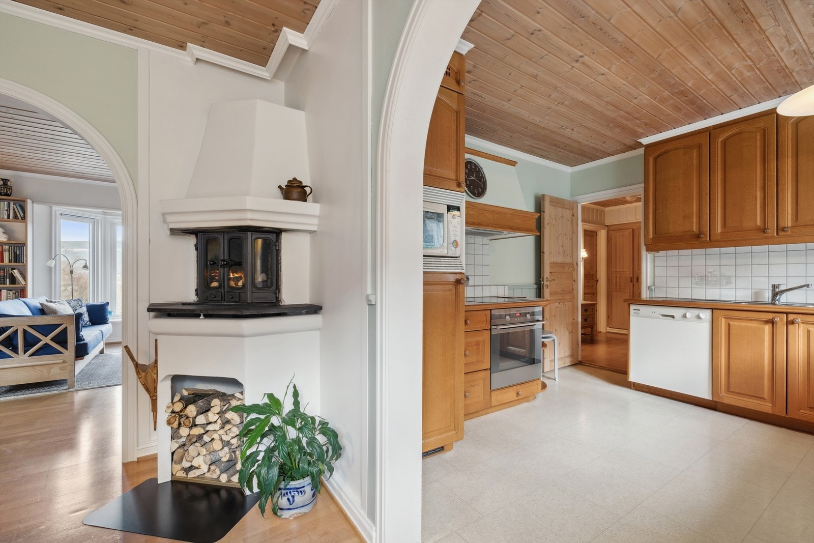 Kjøkkenet har behandlet innredning med profilerte fronter. Galleribilde