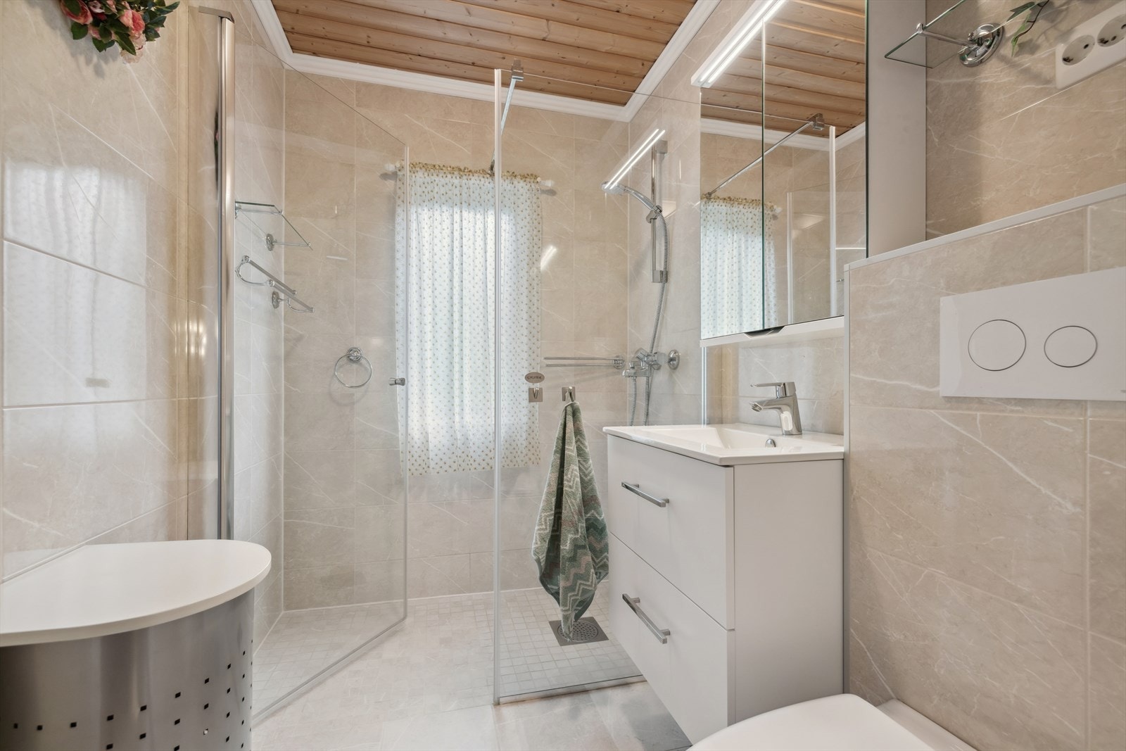 Flislagt bad med varmekabler i gulv. Badet er oppgradert i 2021 av autorisert firma. Galleribilde