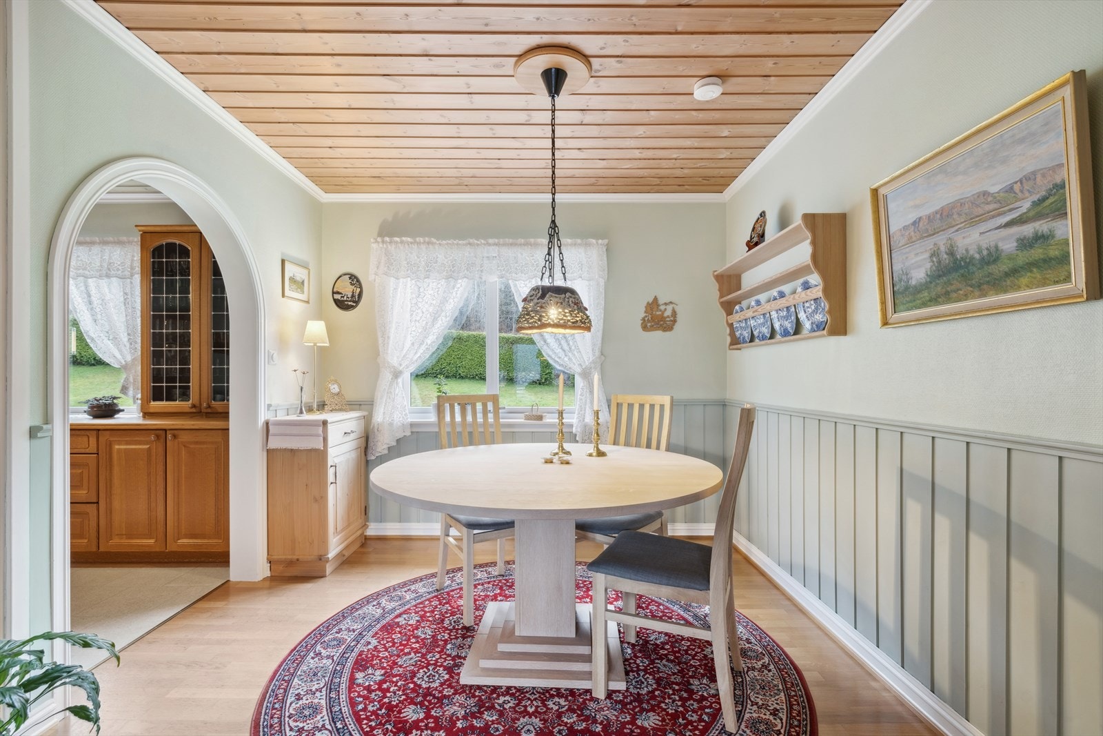 Koselig spisestue mellom stue og kjøkken med peisovn. Galleribilde