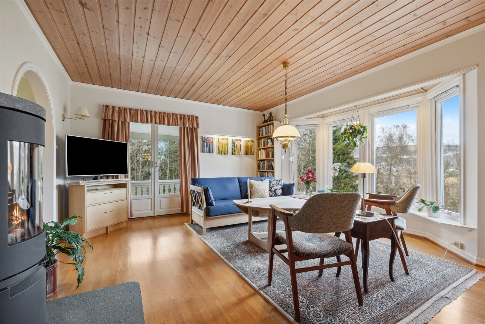 Lys og pen stue med store vindusflater som sørger for godt med lys og gir fin utsikt. Galleribilde