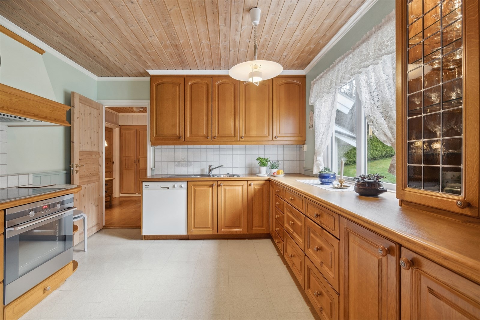 Innredningen er av merke Huseby. Innredningen er fra 1987. Galleribilde