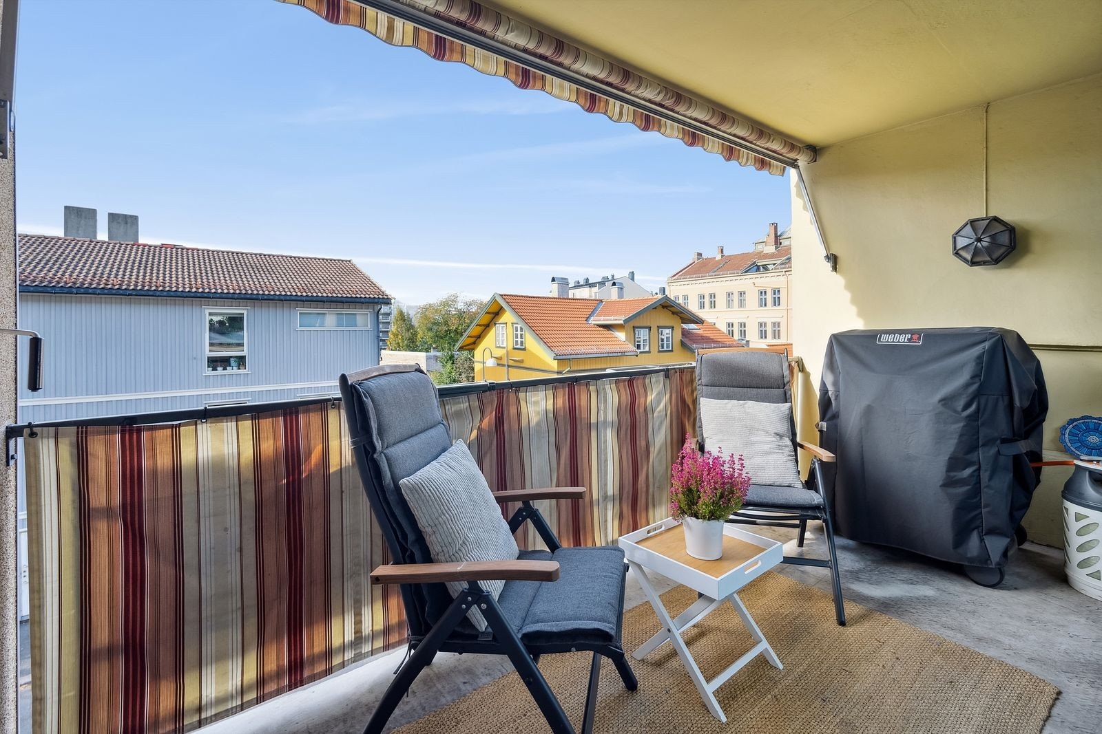 Fra stuen er det utgang til en luftig, overbygget balkong med koselig utsikt mot nabolaget Galleribilde