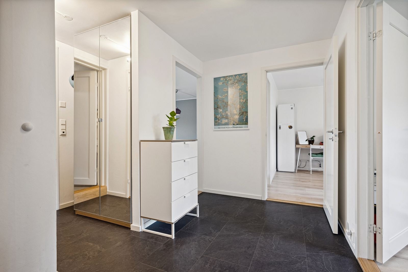 Leiligheten har en romslig entrè med god plass til å henge fra seg yttertøy Galleribilde