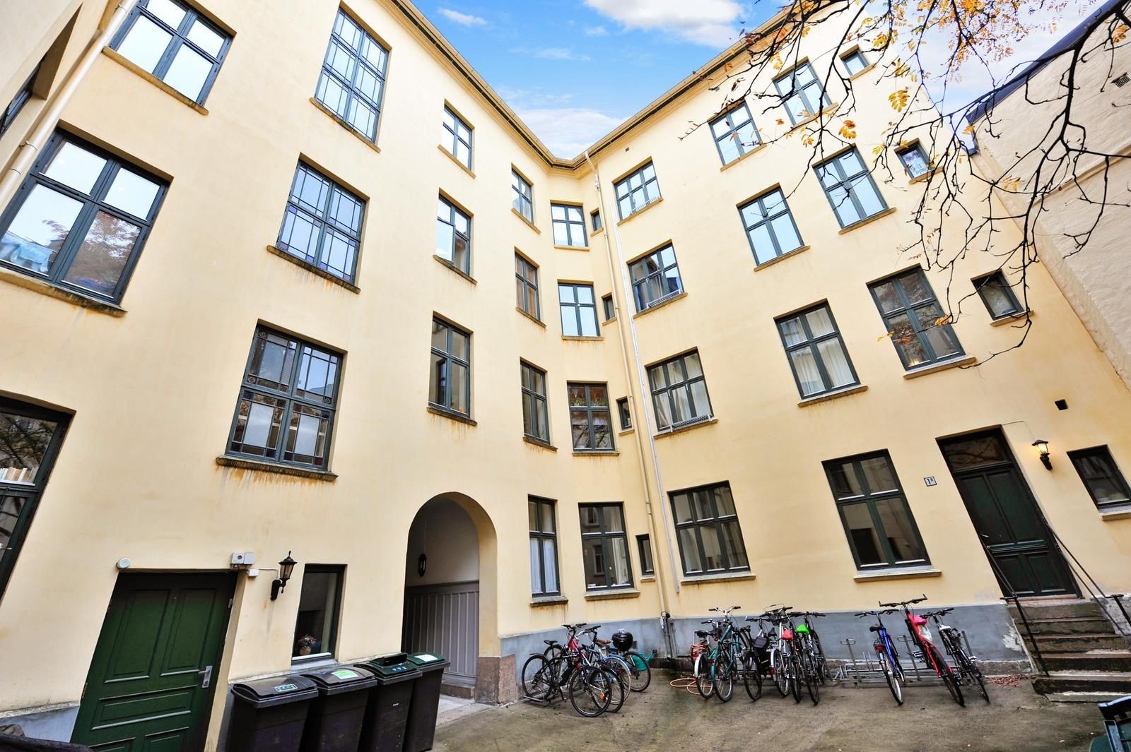 Hyggelig bakgård Galleribilde