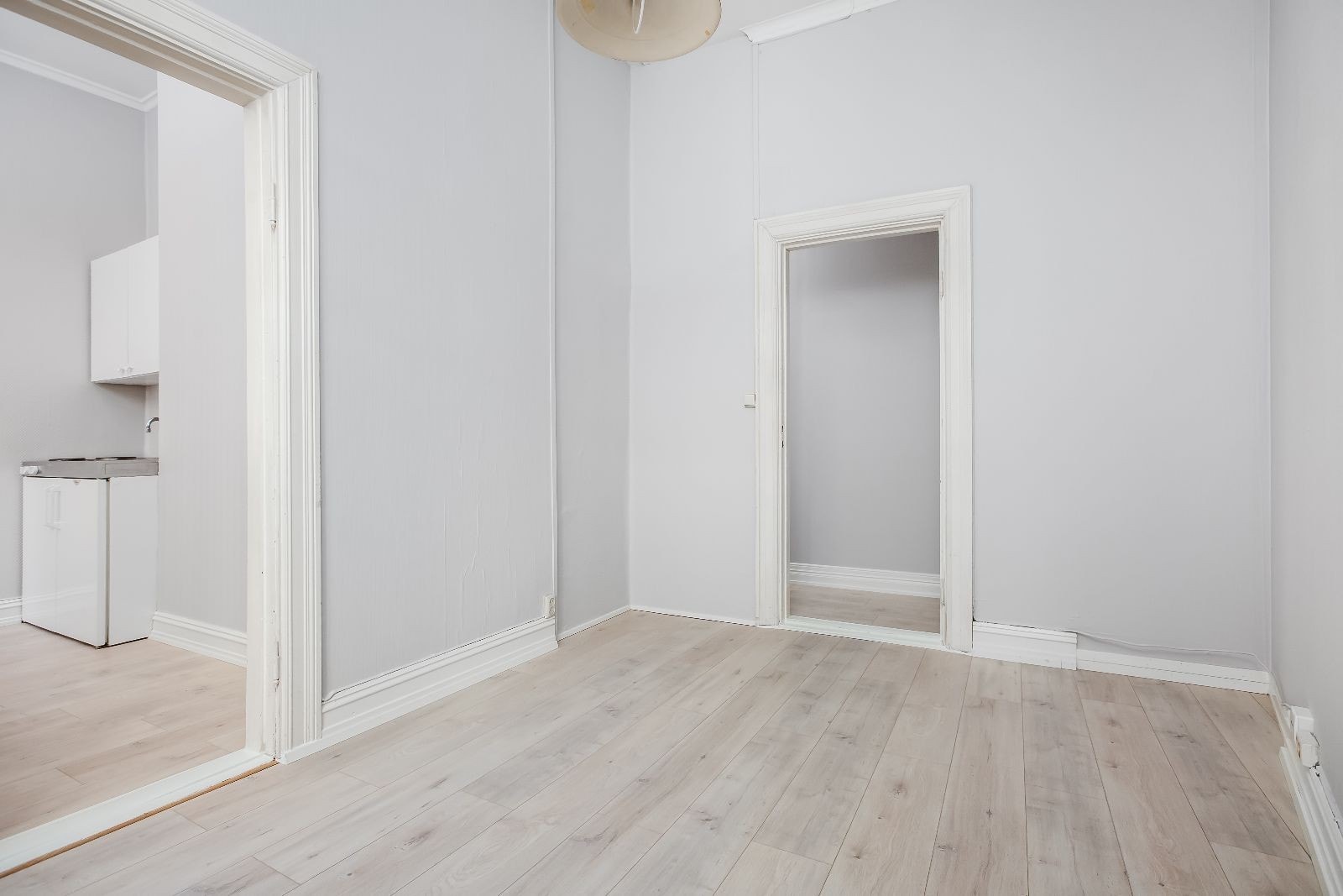 Oppholdsrom vender inn mot rolig bakgård - fra oppholdsom er det inngang til kjøkken Galleribilde
