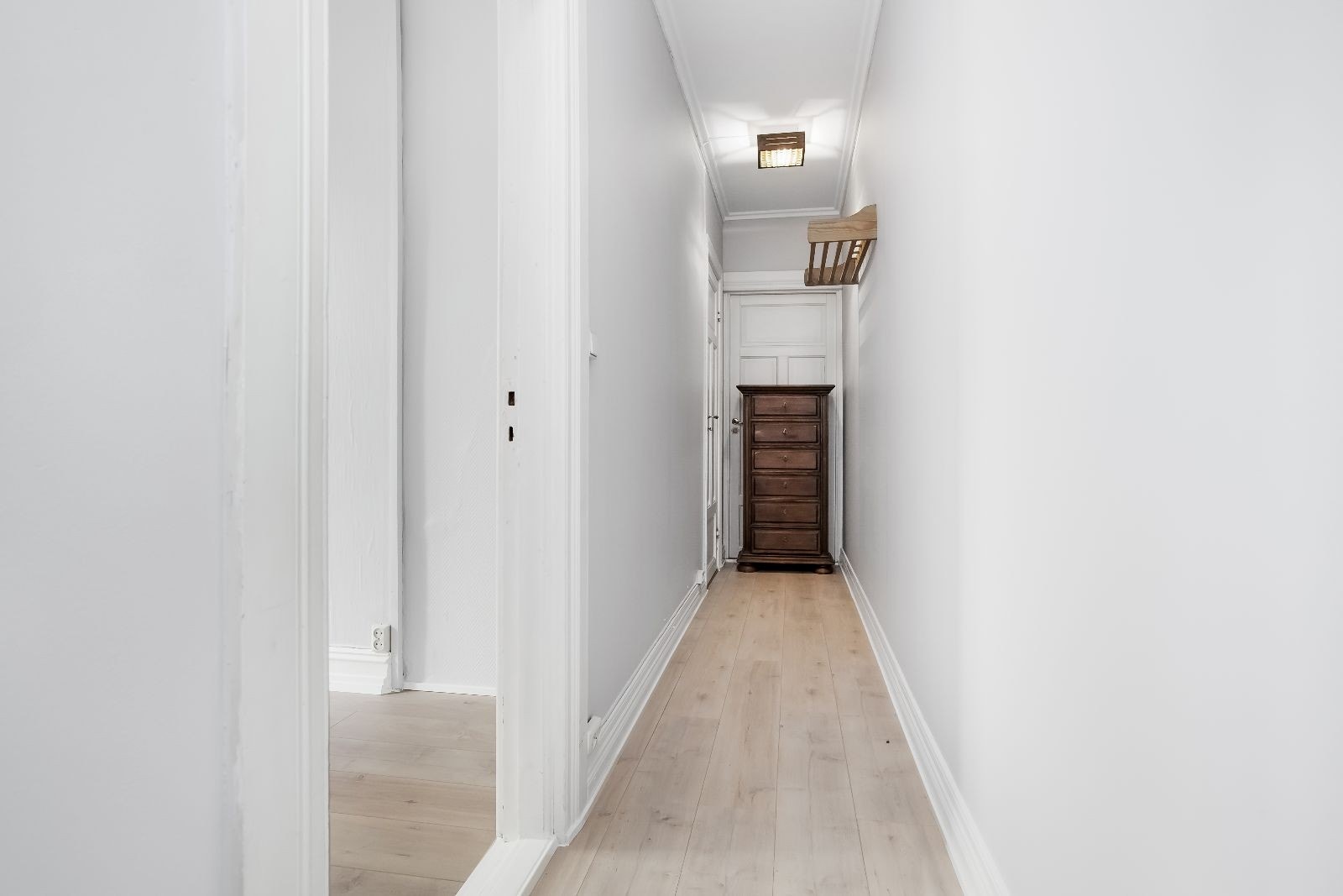 Lang gang med plass til å henge fra seg Galleribilde