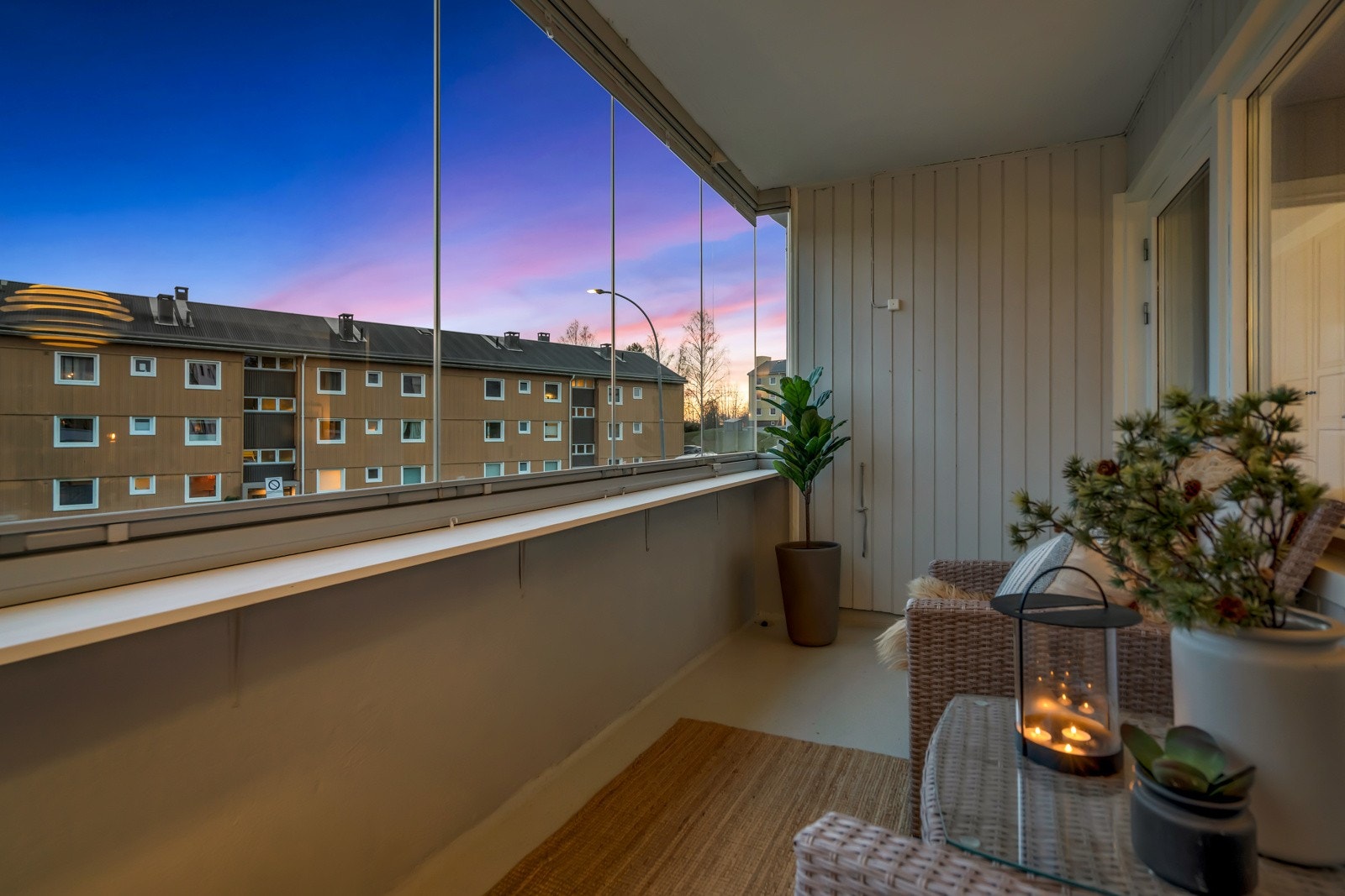 Balkongen er innglasset, noe som gir mulighetene til en utvidet bruk. Galleribilde