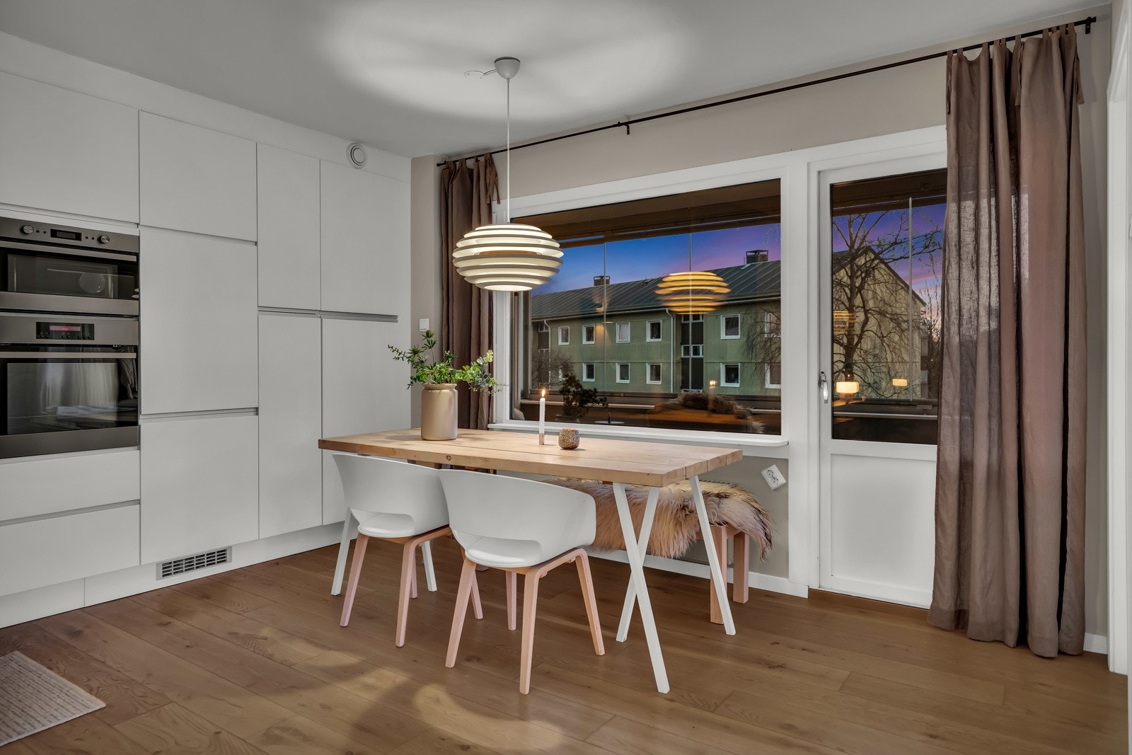 Hyggelig spiseplass tilsluttet kjøkkenet og med åpenhet mot stuen gir et flott rom for middagsselskaper. Galleribilde