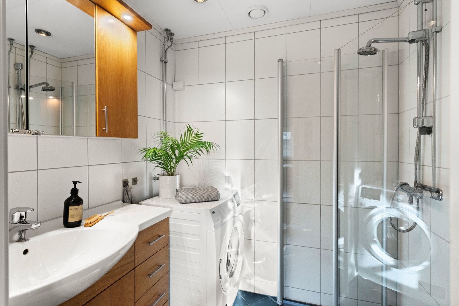 Pent flislagt baderom oppusset i regi av borettslaget. Galleribilde