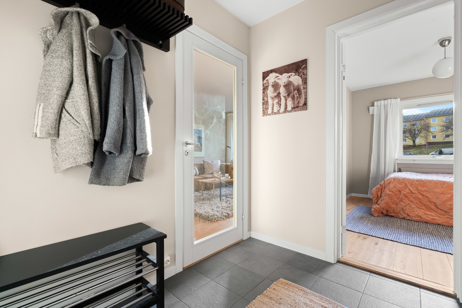 Hyggelig gang som gir et godt førsteinntrykk av leiligheten. Galleribilde