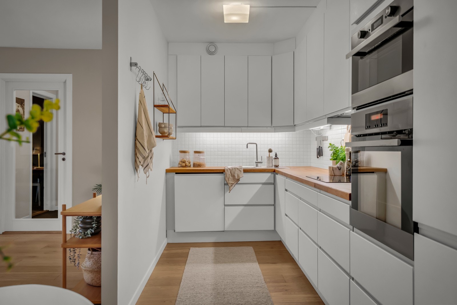 Innholdsrikt kjøkken med rikelig med oppbevaringsplass i skuffer og skap. Galleribilde