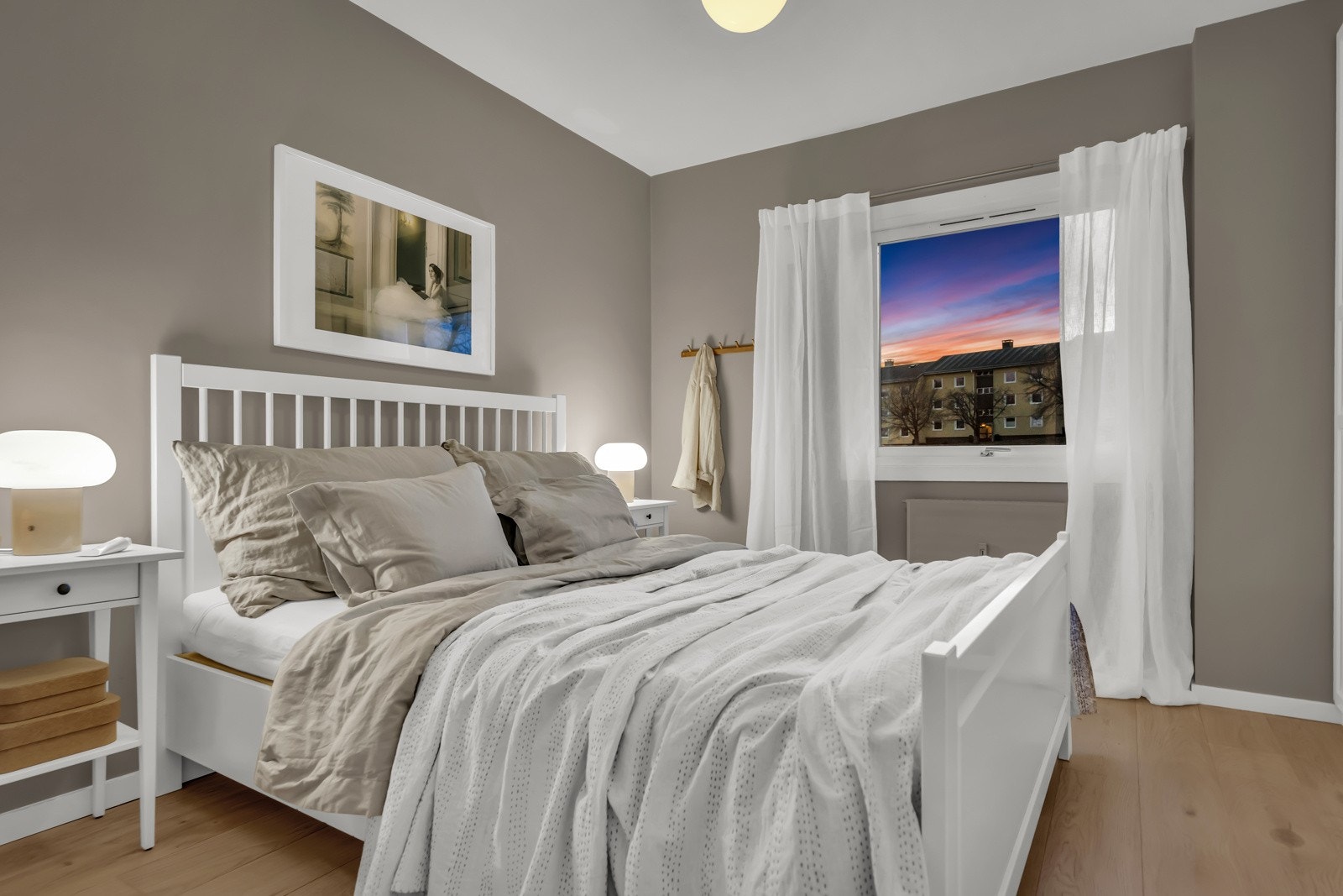 Hyggelig soverom med god plass til dobbeltseng med tilhørende nattbord. Galleribilde