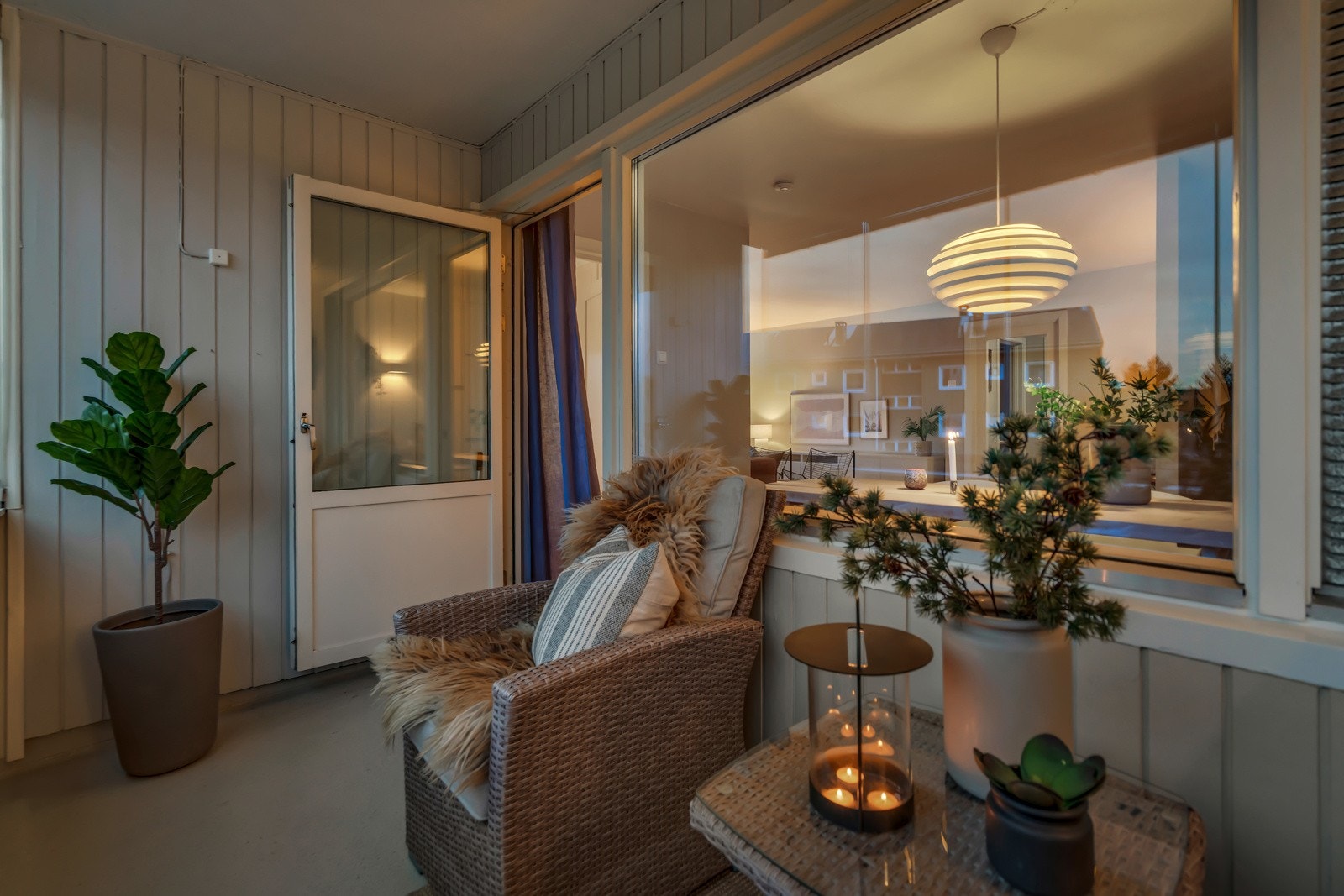 Fra kjøkken og spiseplass er det direkte adkomst til balkong. Galleribilde