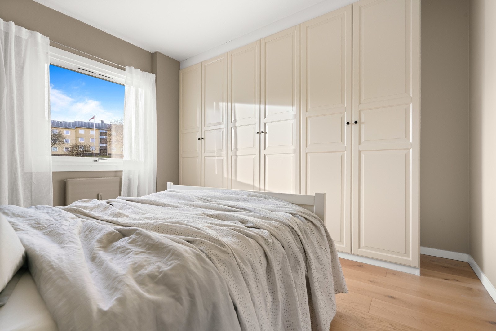 Her er det også rikelig med oppbevaringsplass i medfølgende garderobe. Galleribilde