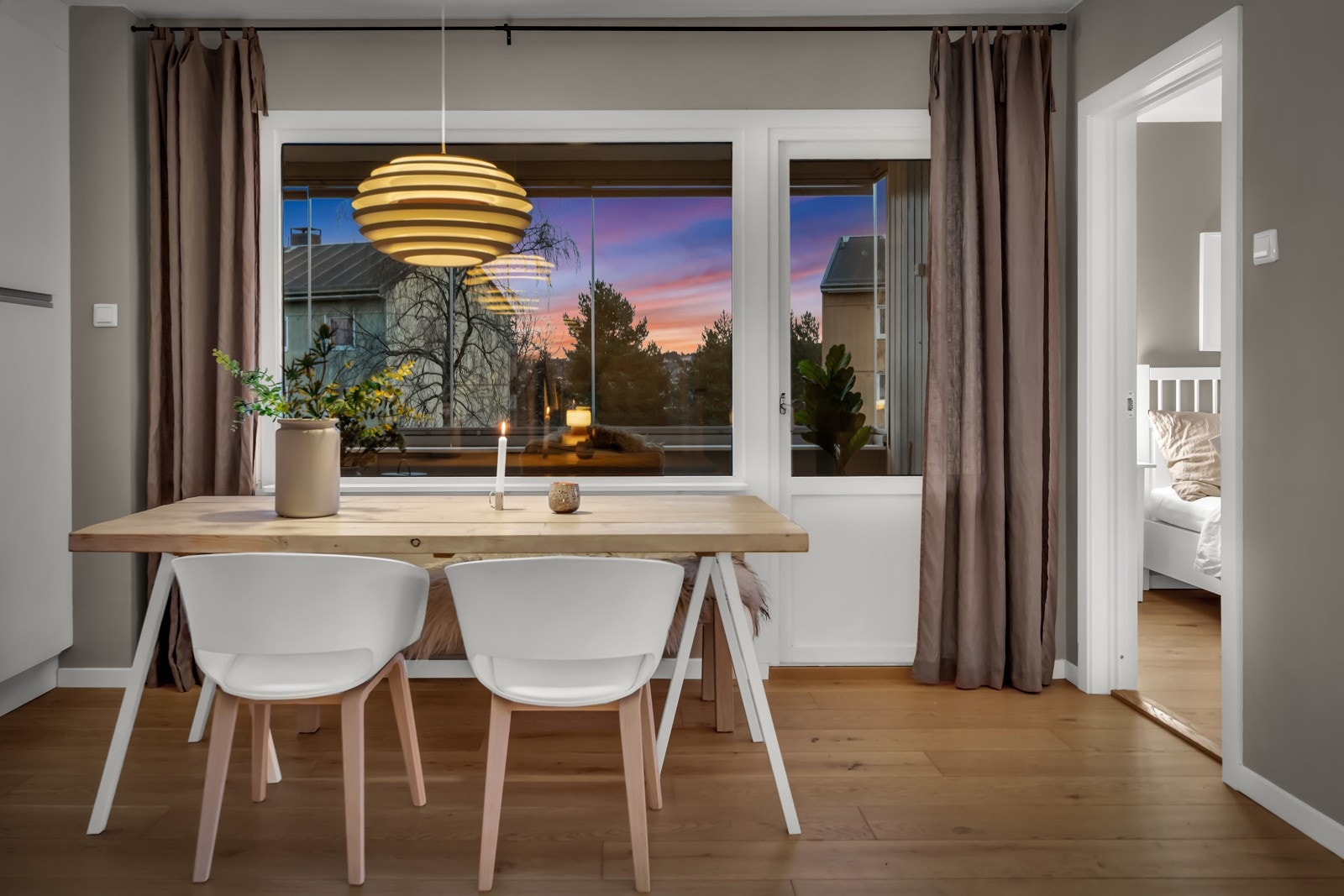 Fra spiseplassen har man direkte adkomst til balkongen. Galleribilde