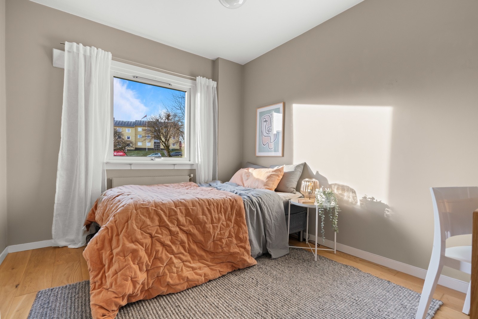 Soverom 2 med adkomst fra gangen. Her har man et perfekt barnerom, gjesterom eller hjemmekontor. Galleribilde