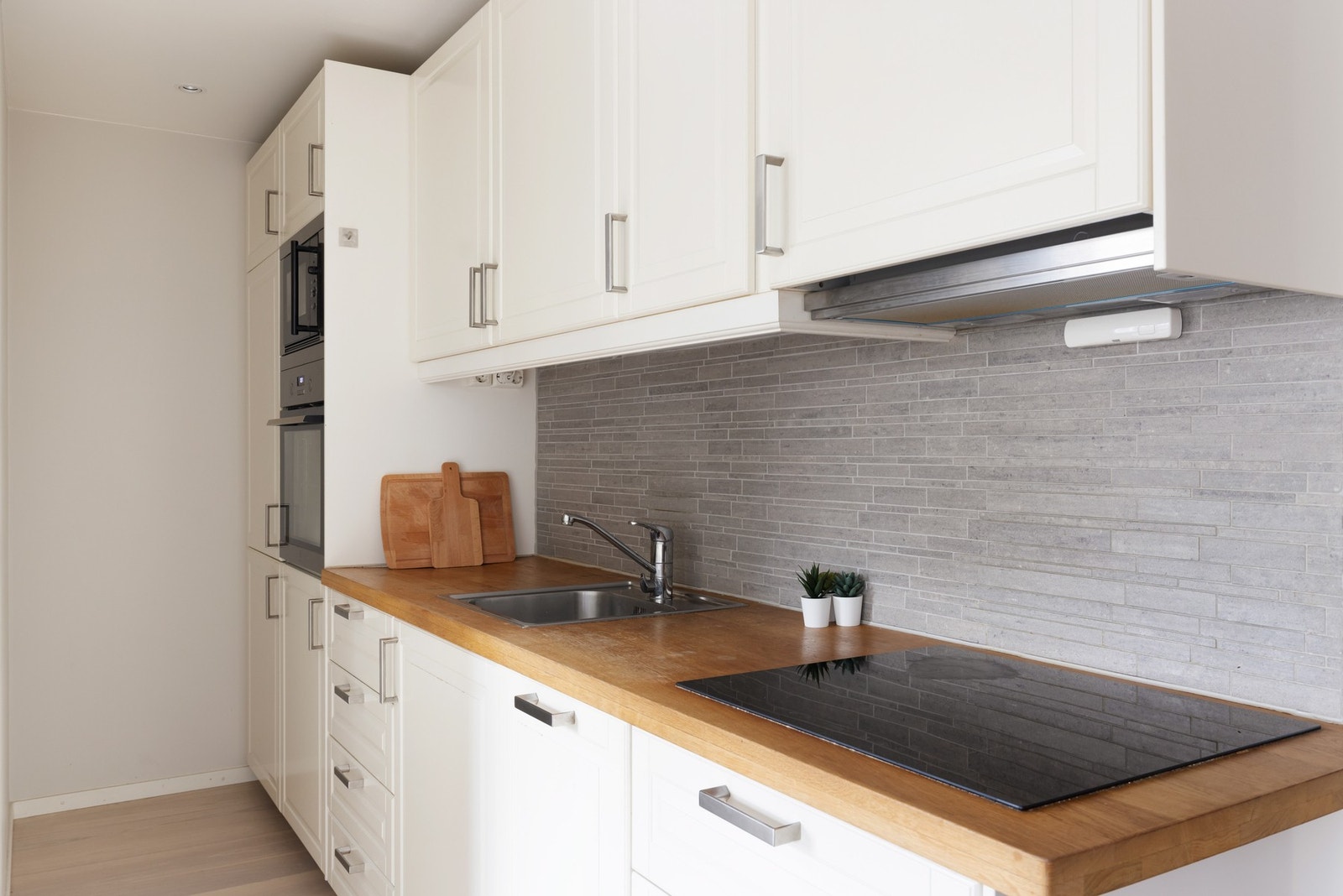 Kjøkkenet er i tillegg utstyrt med integrert ovn, kjøl/ frys og oppvaskmaskin - disse medfølger naturligvis ved salg. Galleribilde