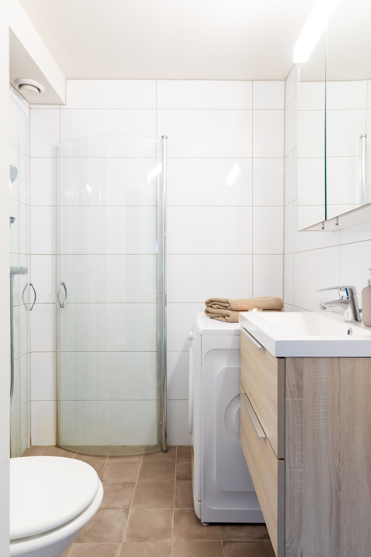 Fint, flislagt baderom med vannbåren gulvvarme. Galleribilde